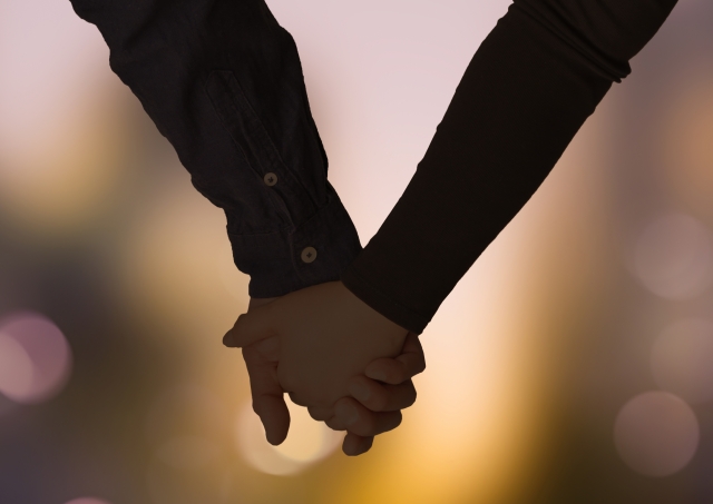 手を繋ぐ